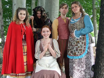 主演的戏剧学生在服装进了树林