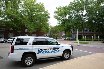警车停在大学的照片