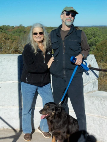 黛安·克拉克和比尔莫兰,玄武石自然保护区,与他们的狗
