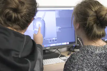 学生看电脑屏幕在一个动画项目”>
             </div>
             <div class=