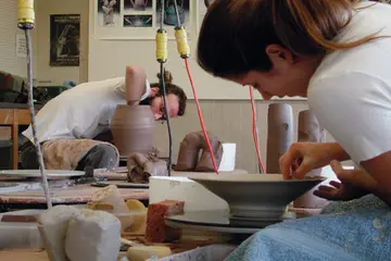 学生在陶瓷工作室工作