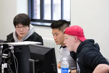 3学生在计算机实验室检查电脑屏幕芬顿大厅