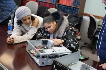 2学生工作在计算机重建项目