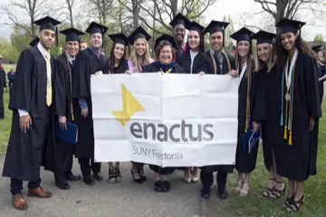 enactus俱乐部提出了在毕业典礼合影