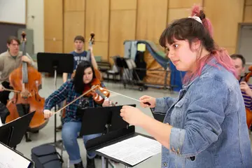 未来音乐教师作为学生和老师在一个小组练习在梅森大厅。