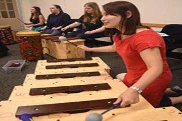 音乐教育学生演奏乐器