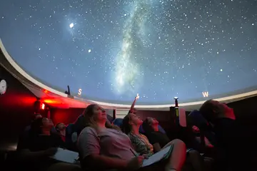 学生看天文馆的星星
