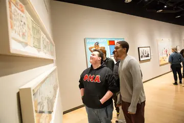 学生看艺术作品在画廊开幕