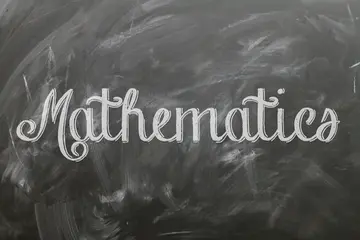 数学老师,数学教育,数学老师计划,数学老师专业,“数学”这个词写在黑板上,教师认证