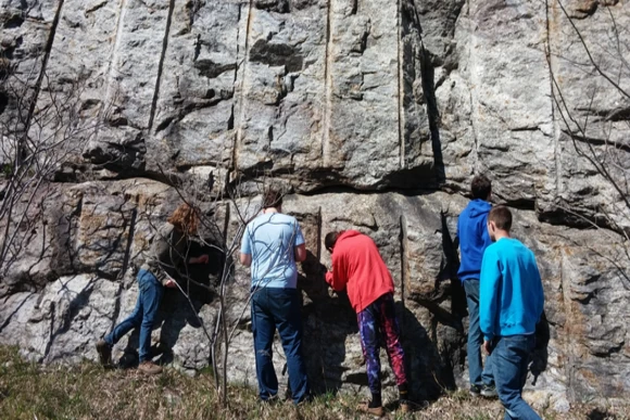 一群学生分析岩层