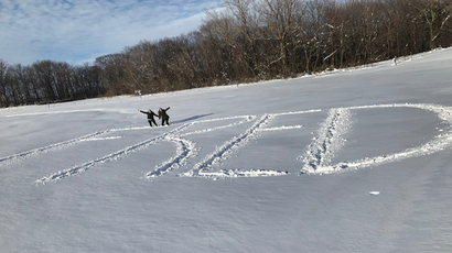 学生们在暴风雪后的雪地上写下了“弗雷德”