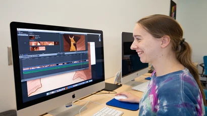 学生在电脑上准备一个动画短。平面设计平面设计学位,学位,主修平面设计。图形设计学校