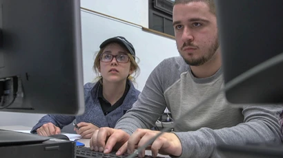 两个计算机信息科学专业的学生在芬顿大厅在电脑上工作。计算机信息系统学位,学位计算机信息系统,独联体学位。