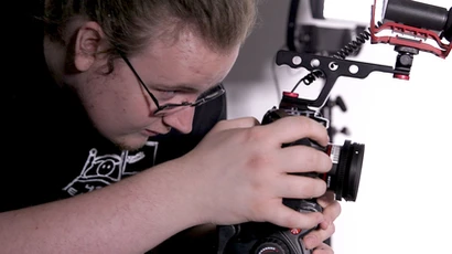 一个学生使用单反相机捕捉视频在洛克菲勒艺术中心,在视频艺术工作。